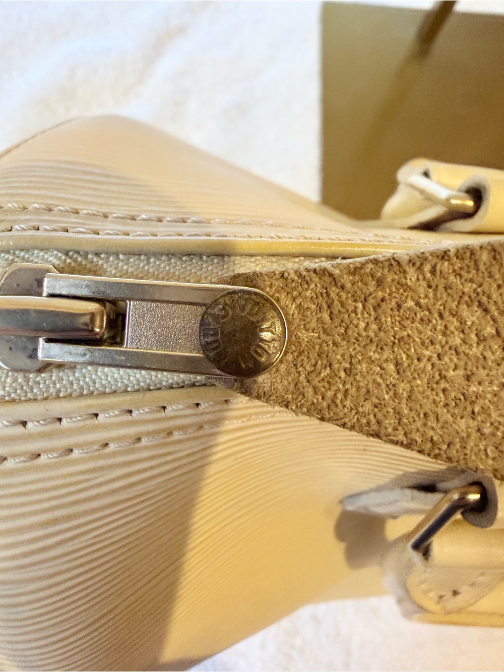 Louis Vuitton Epi Speedy 25 handbag in the color Vanilla - Picture 9 of 16